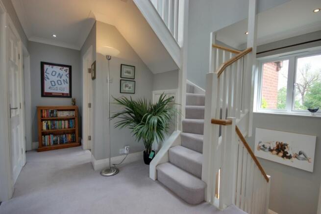 5 bed Detached for sale Image 12