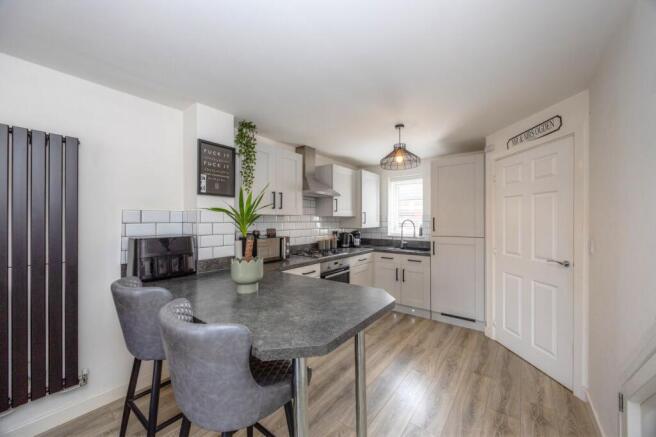 3 bed Semi-Detached to rent Image 5