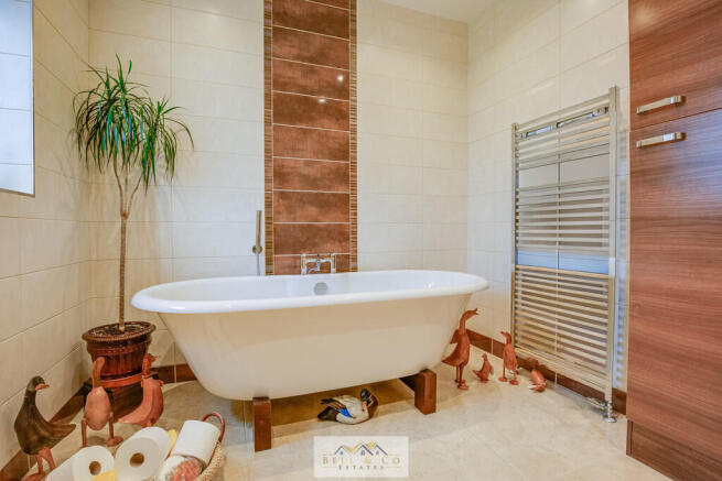 5 bed Detached Bungalow for sale Image 11