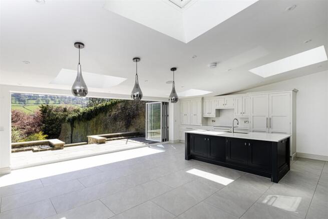 5 bed Detached for sale Image 7