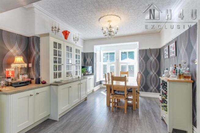 KITCHEN / DINING ROOM: