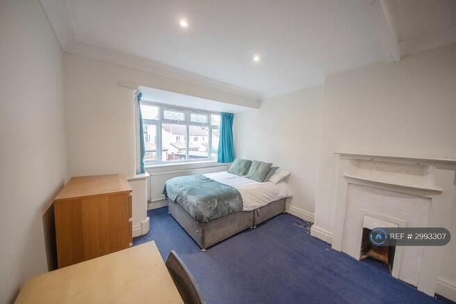 5 bed Semi-Detached to rent Image 7