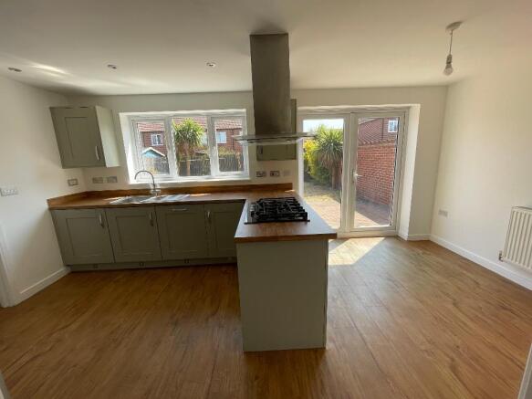 4 bed Detached to rent Image 4
