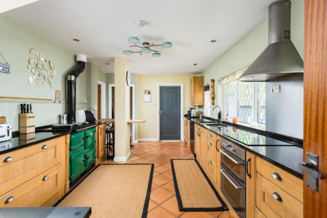 5 bed Bungalow for sale Image 5