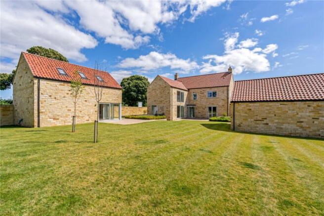 5 bed Detached for sale Image 7