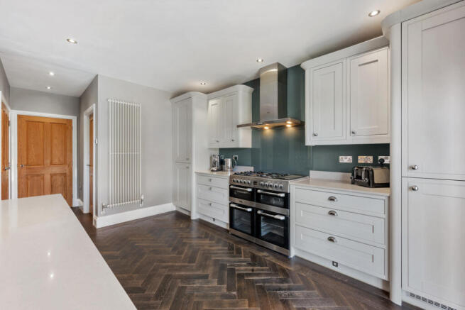 5 bed Detached for sale Image 8