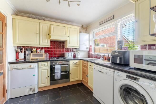 Family home in popular Yatton crescent with no onward chain photo 4