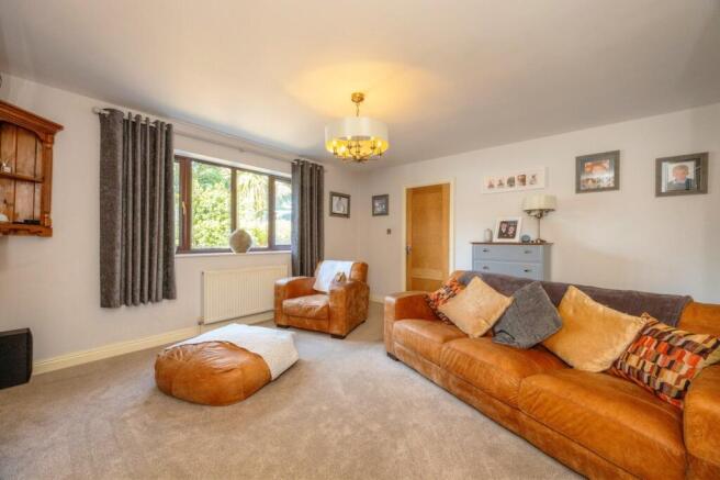 4 bed Detached for sale Image 9
