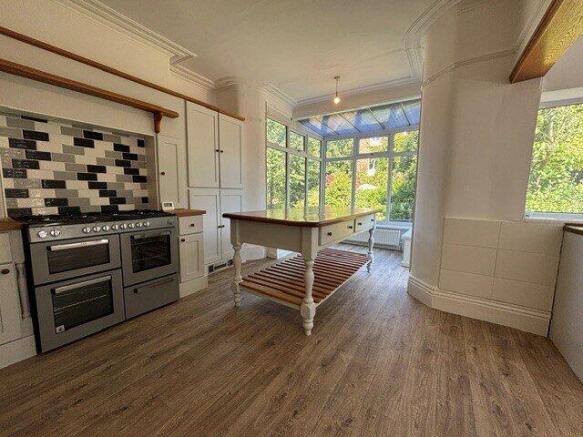 4 bed Semi-Detached to rent Image 4
