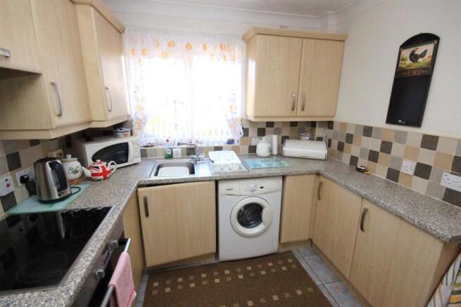 FITTED KITCHEN