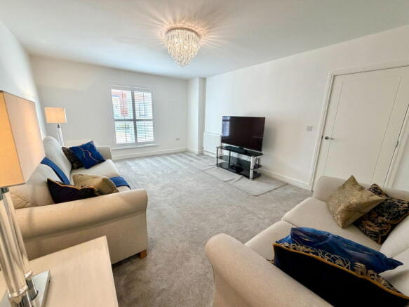 A Stylish Home Set In A Sought After Kings Hill Development - Vernon Close photo 4