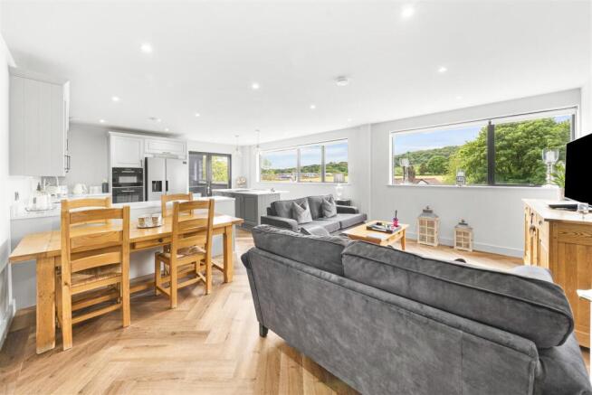 3 bed Apartment for sale Image 9
