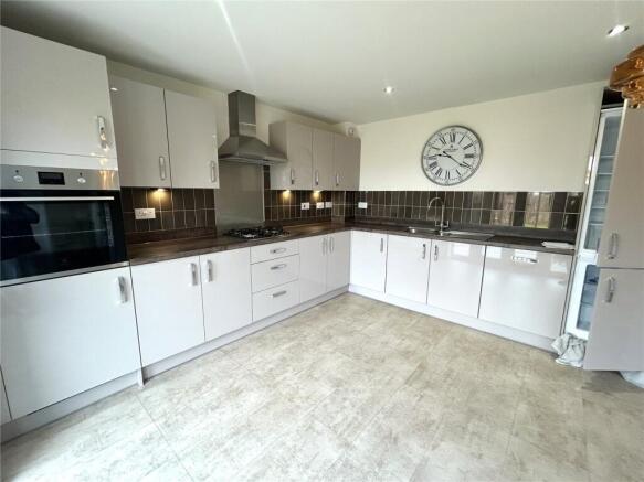 4 bed Detached to rent Image 4