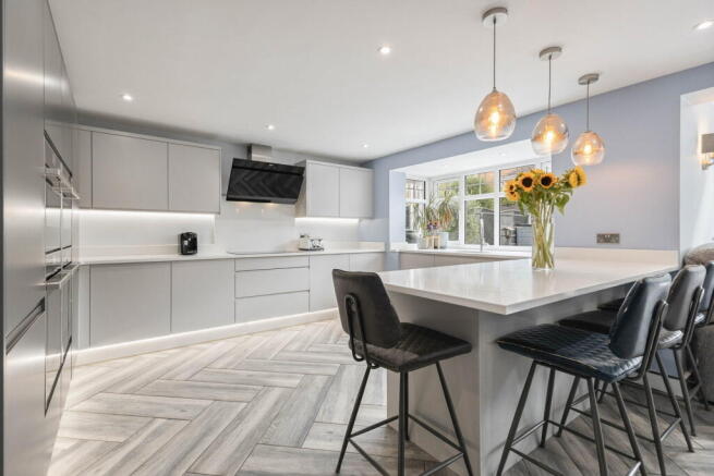 4 bed Detached for sale Image 8