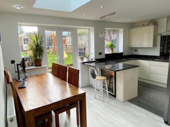 KITCHEN/DINING AREA