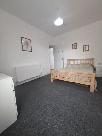 Furnished double room in newly refurbished shared