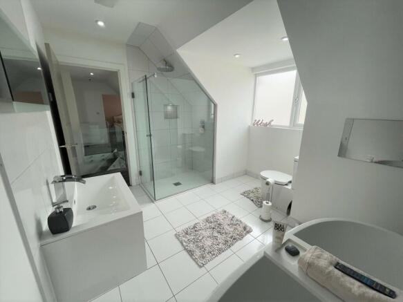 FAMILY BATHROOM A