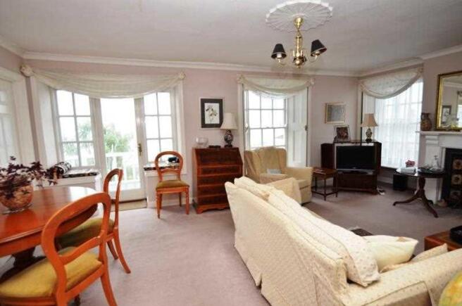 LOUNGE/DINING ROOM