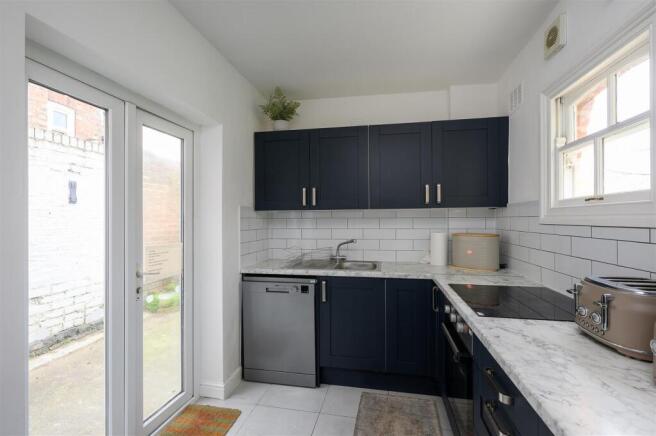 3 bed End of Terrace to rent Image 4