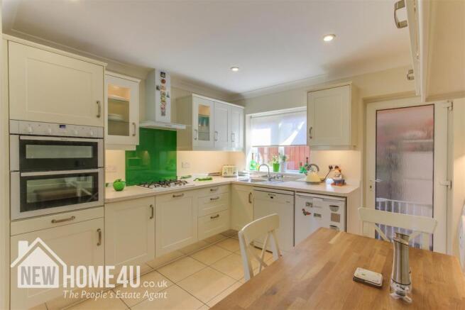 KITCHEN / DINING ROOM