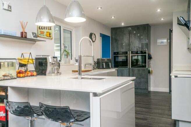 5 bed Detached for sale Image 12