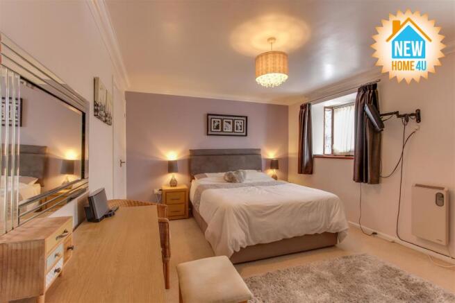 MASTER BEDROOM: