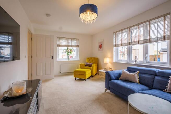 004-2_Hunterfield_Place_Carluke_ML84GY.jpg