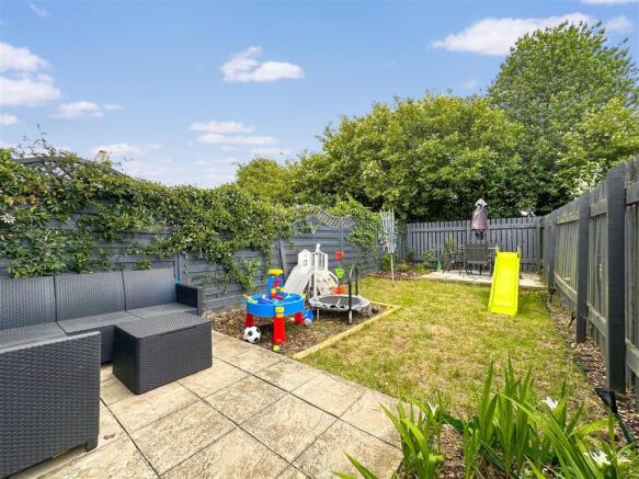 Delightful Enclosed Garden 962