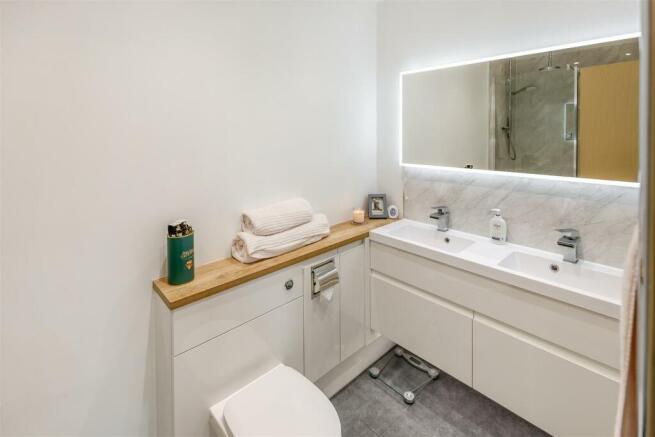 waterside ensuite2.jpg