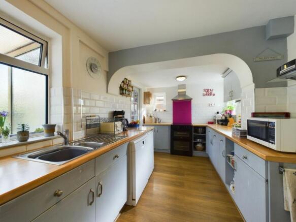 KITCHEN / DINING ROOM