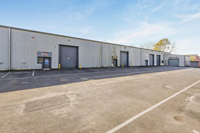8687215-exterior04-v2-800.jpg