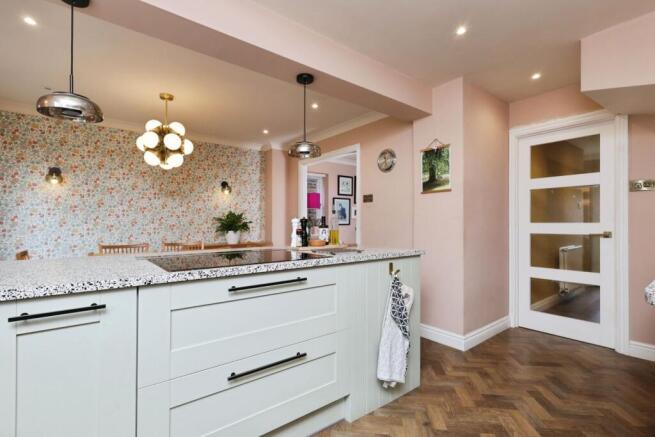 5 bed Detached for sale Image 4