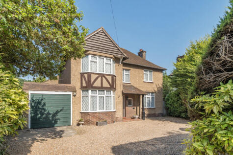 Byfleet Road, New Haw, KT15