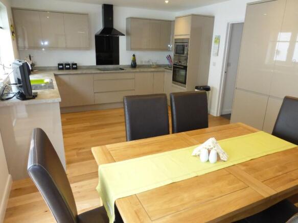 KITCHEN/DINING
