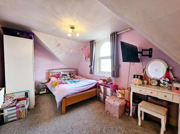4 bed Semi-Detached for sale Image 9
