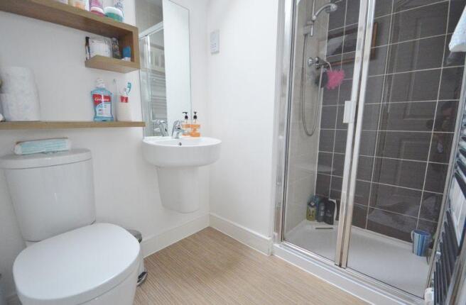 En-suite Showe...