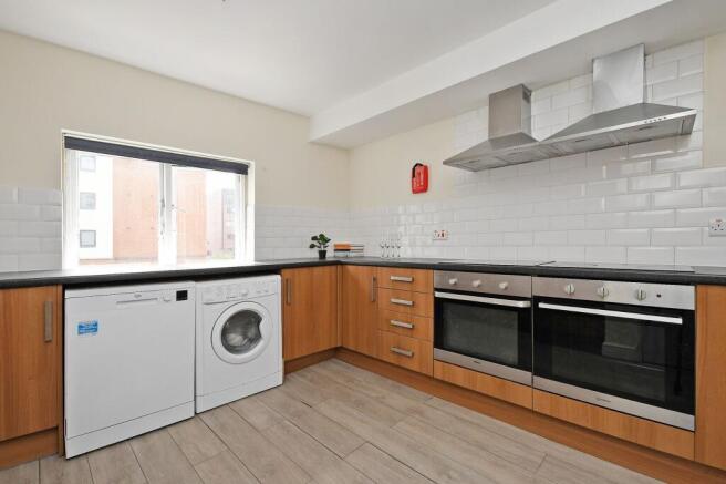 Bright, modern kitchen with wood-effect cabinet...