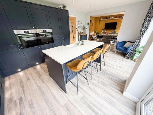 5 bed Detached for sale Image 8