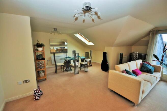 LOUNGE/DINING ROOM
