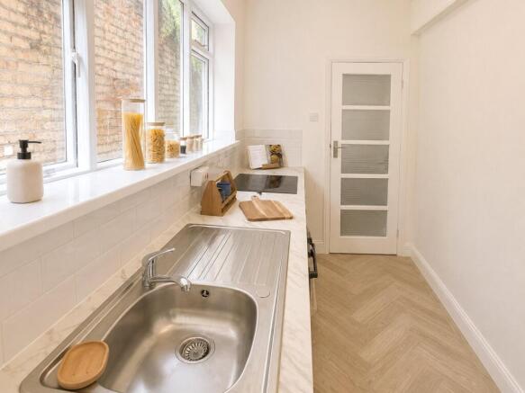 2 bed Apartment to rent Image 4