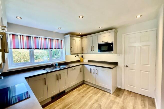 4 bed Detached for sale Image 9