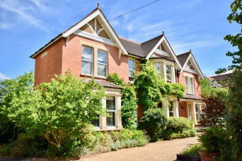 Larkhurst, 11 Highfields, Ashtead KT21 2NL