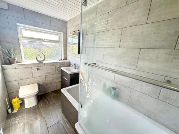 4 bed Detached for sale Image 8