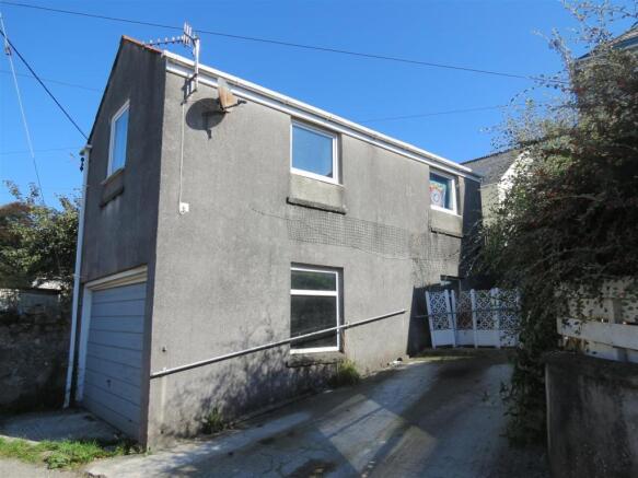 Detached Garage: