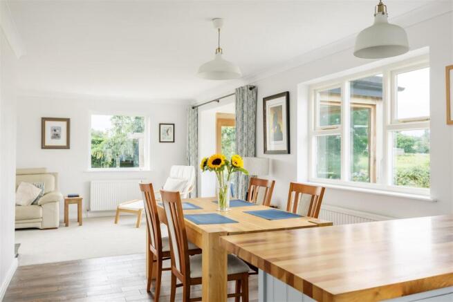 4 bed Bungalow for sale Image 8