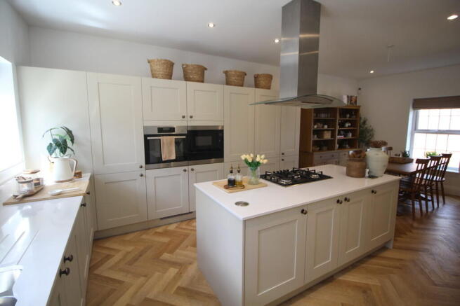 5 bed Detached for sale Image 9