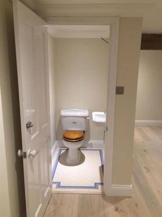 14) Downstairs WC.jpg