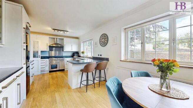 4 bed Detached for sale Image 4