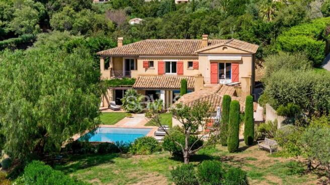 Prestigious family home in a private and secure es