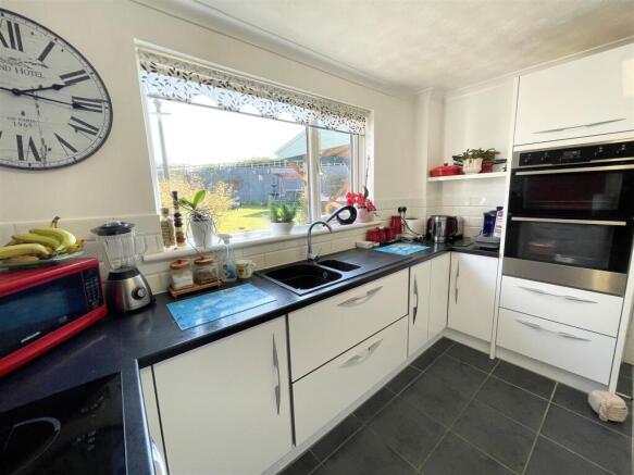 Kitchen 2.jpg